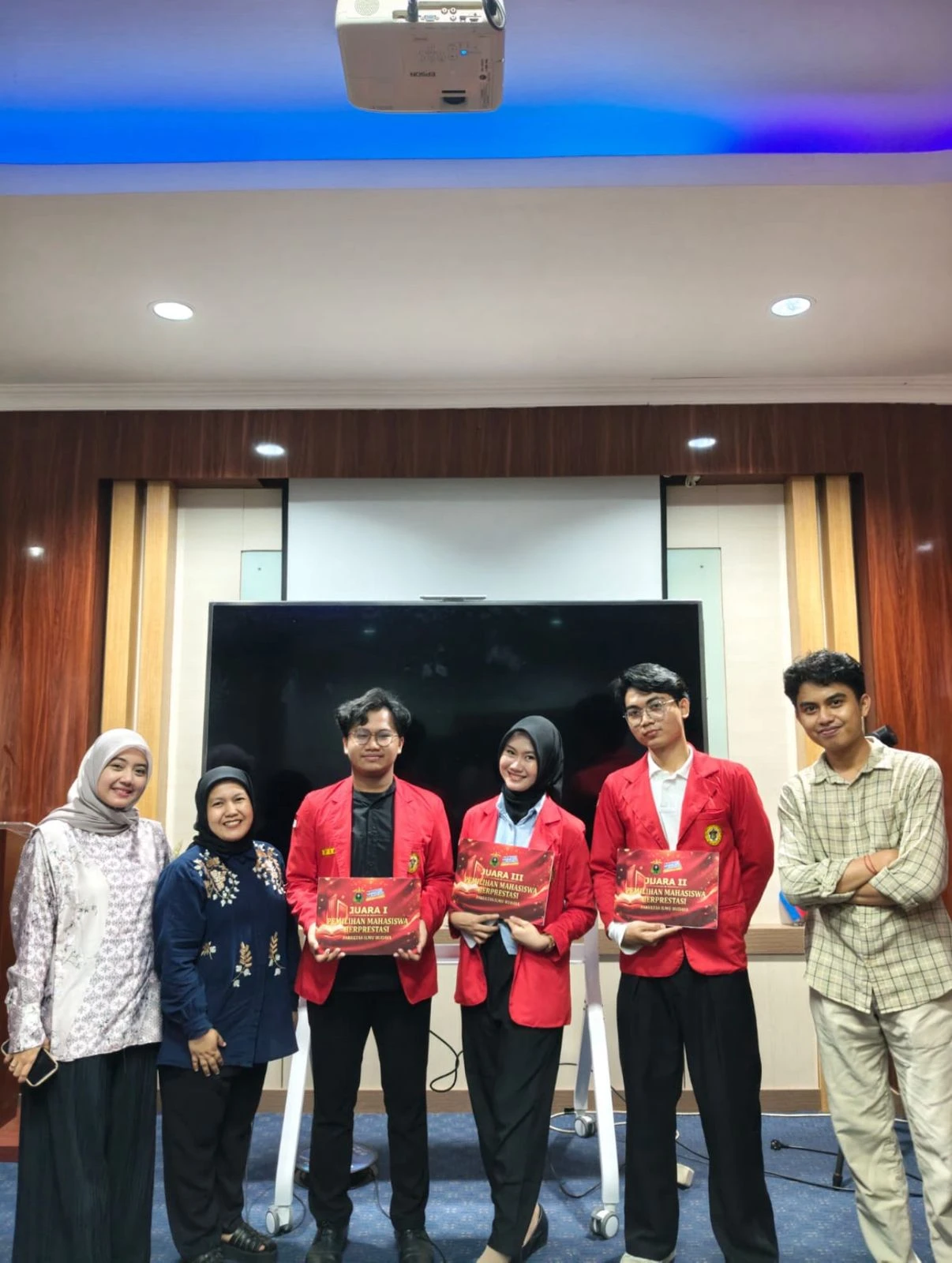 Para juara Pemilihan Mahasiswa Berprestasi (Pilmapres) FIB 2026 di Universitas Hasanuddin berpose bersama usai penganugerahan, menandai lahirnya generasi unggul yang siap mengukir prestasi di tingkat nasional hingga global.